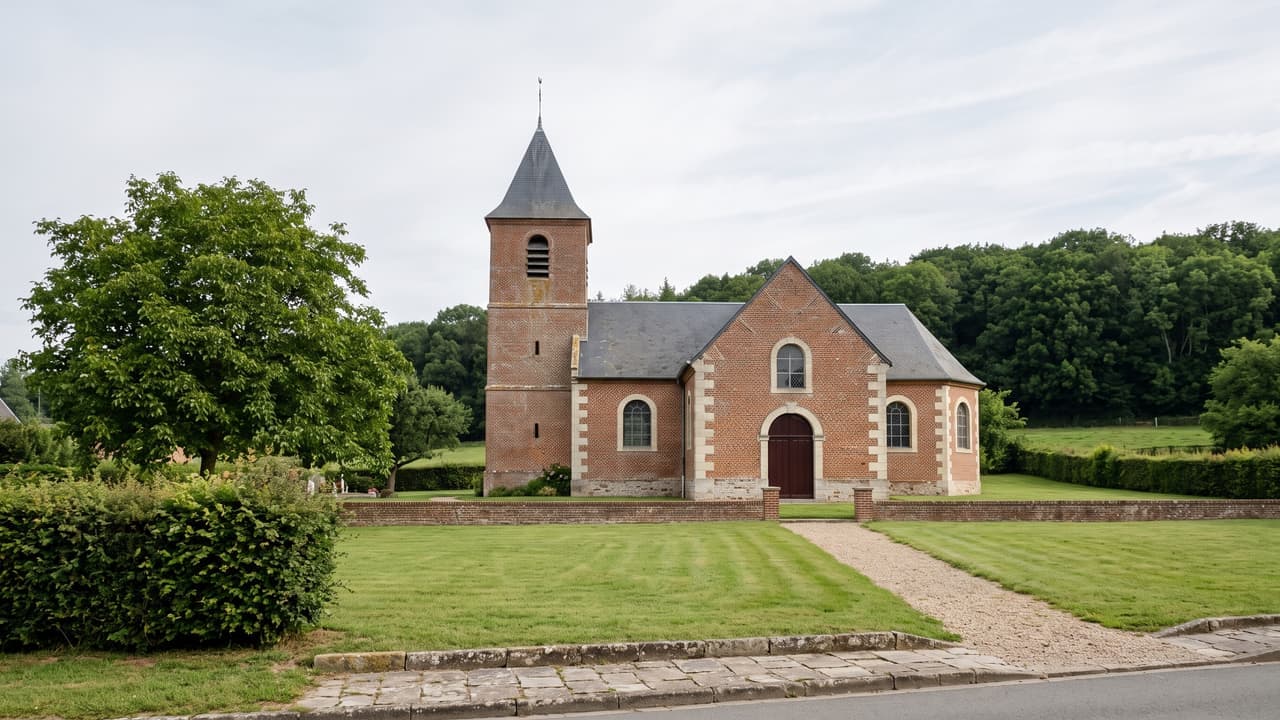 Vue illustrée de Rainvillers, l'église de brique devant le bois de Belloy